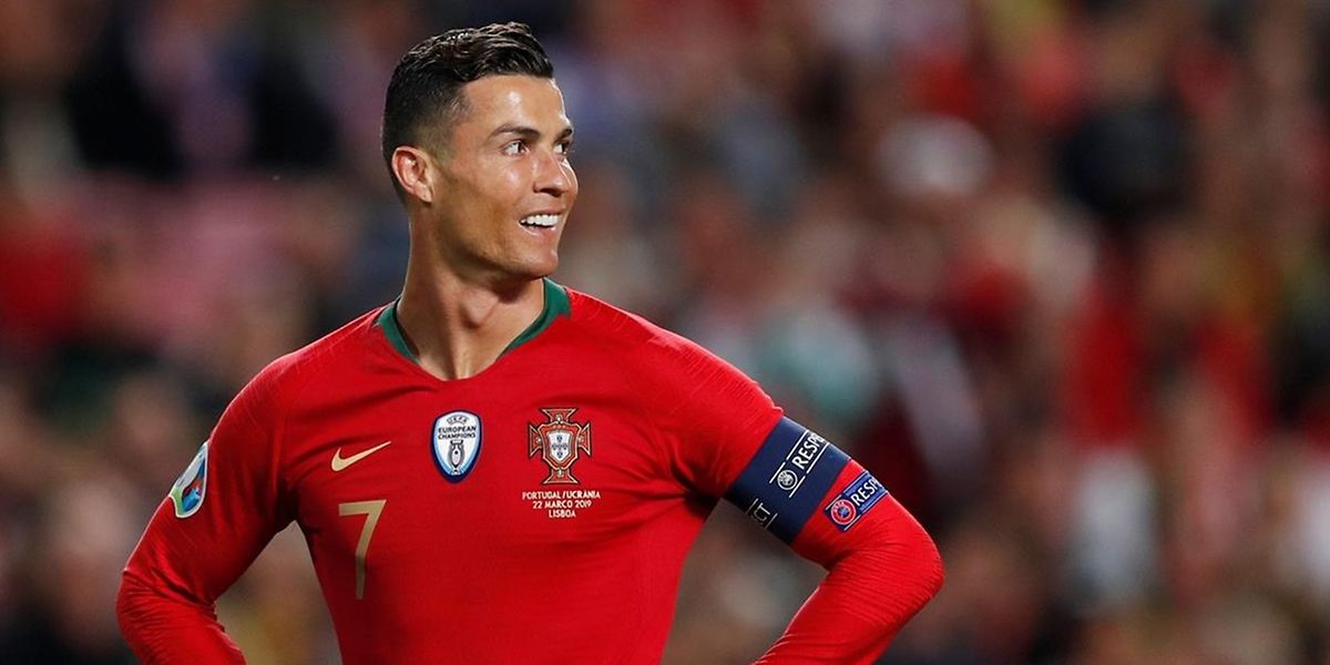 A camisola da seleção de Ronaldo foi leiloada por mais de dois mil euros. 