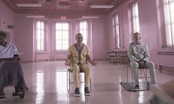 Gruppentherapiesitzung im rosa Zimmer: Elijah Price alias Mr. Glass (Samuel L. Jackson), Kevin Wendell Crumb (James McAvoy) und „Poncho-Man“ David Dunn (Bruce Willis) im Gespräch mit Psychiaterin Dr. Ellie Staple (Sarah Paulson) (v.l.n.r.).