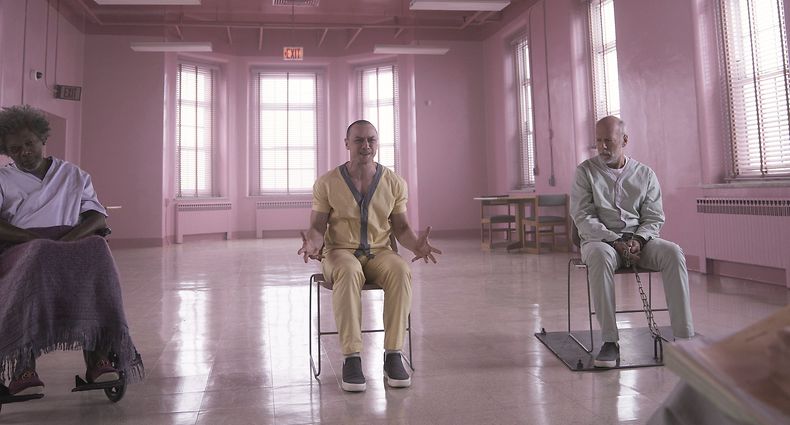 Gruppentherapiesitzung im rosa Zimmer: Elijah Price alias Mr. Glass (Samuel L. Jackson), Kevin Wendell Crumb (James McAvoy) und „Poncho-Man“ David Dunn (Bruce Willis) im Gespräch mit Psychiaterin Dr. Ellie Staple (Sarah Paulson) (v.l.n.r.).