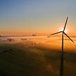 ARCHIV - 19.08.2016, Niedersachsen, Hannover: Die aufgehende Sonne taucht über Feldern und Windrädern den Nebel in warmes Licht. Die fünf Nord-Bundesländer und die Windkraftindustrie haben vor einem Kollaps der Branche mit fatalen Folgen für die deutsche Klimaschutzpolitik gewarnt. Foto: Julian Stratenschulte/dpa +++ dpa-Bildfunk +++
