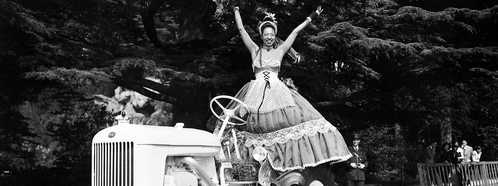 23. Juni 1949: Josephine Baker posiert während einer Automobil-Show im Bois de Boulogne.