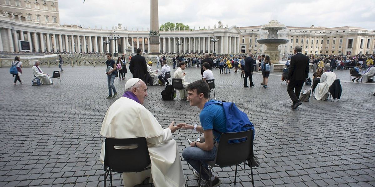 Im direkten Gespäch: Papst Franziskus nahm 16 Jugendlichen die Beichte auf dem Petersplatz ab. 
