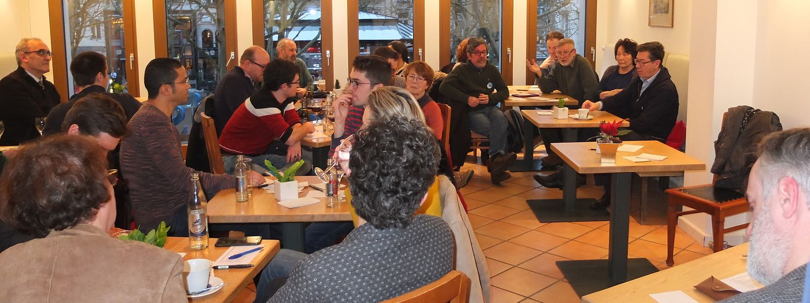 Au premier étage du café Le Français, place d'Armes, 30 à 40 Français du Luxembourg ont pris part au premier rendez-vous du Grand Débat.