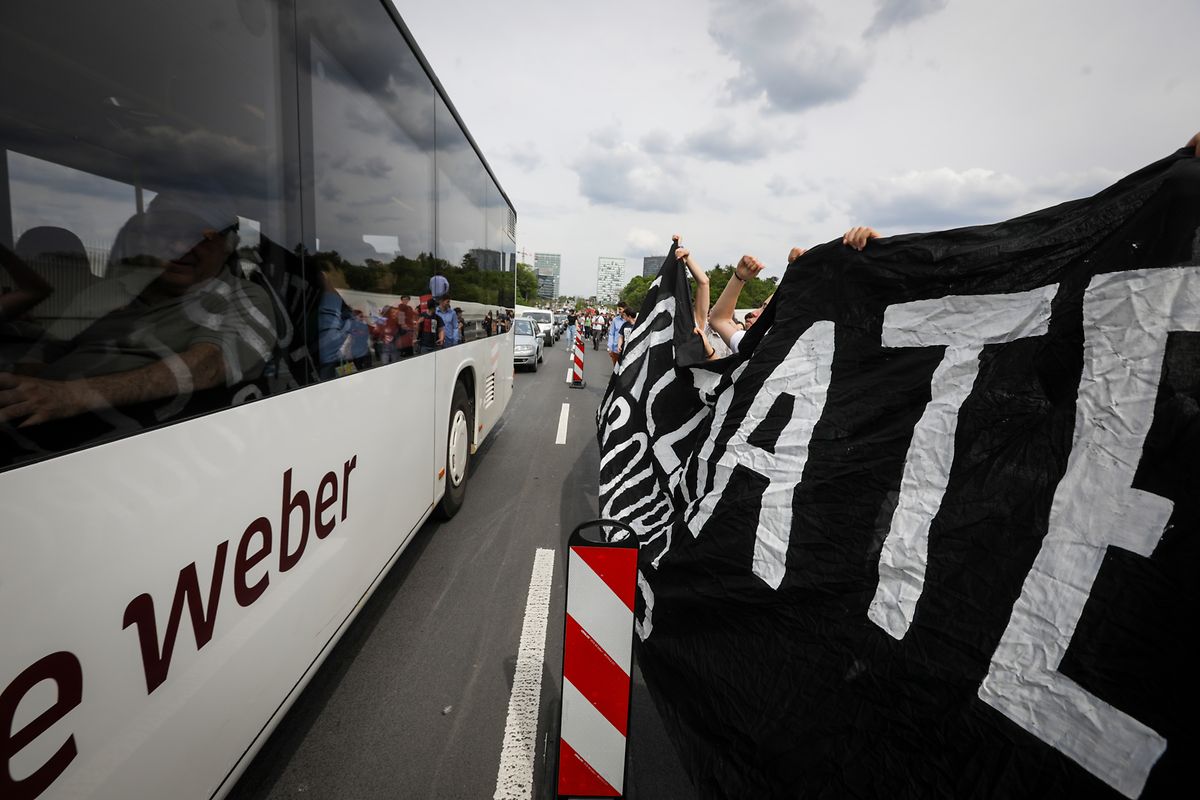 Auf der Roten Brücke fuhren Busse und Co. ganz nahe an den jungen Aktivisten vorbei.