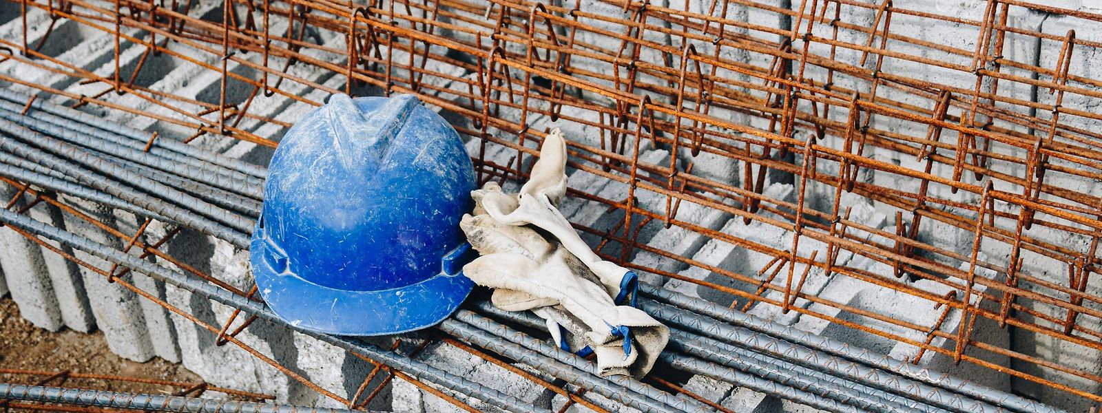 Der Mangel an bezahlbarem Baumaterial führt an vielen Baustellen dazu, dass die Arbeiten unterbrochen werden müssen. 
