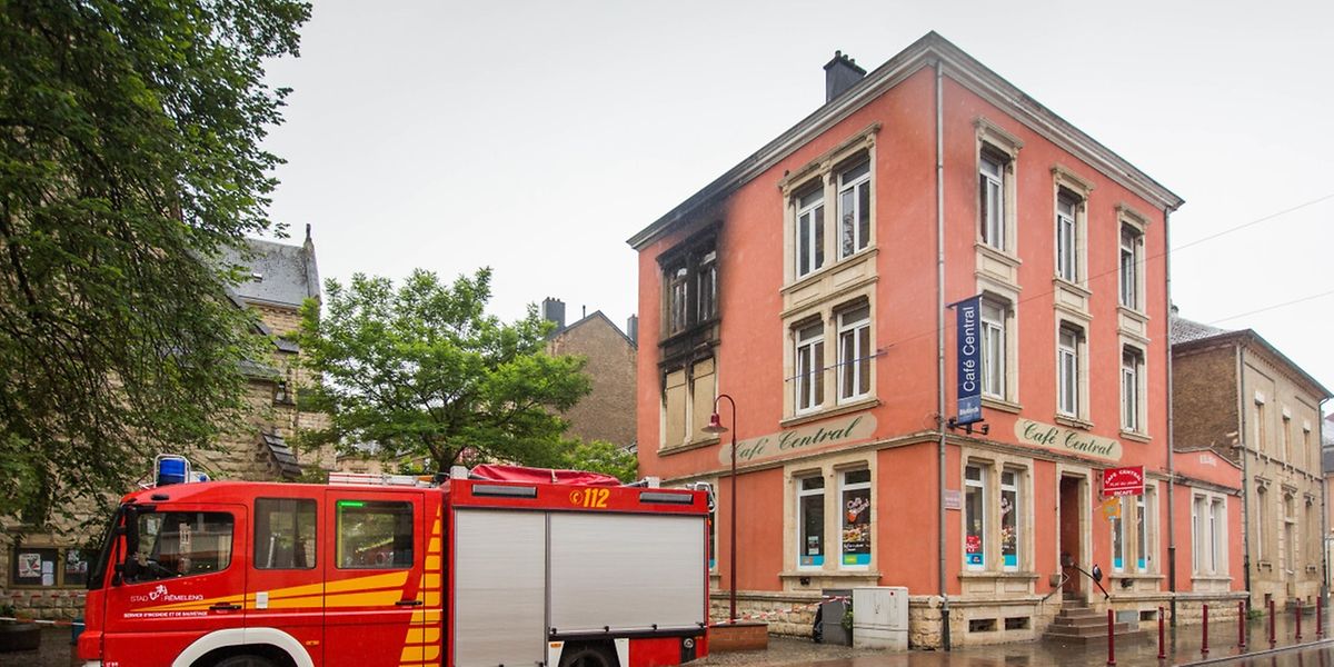 Fünf Personen wurden bei dem Brand verletzt, eine starb.