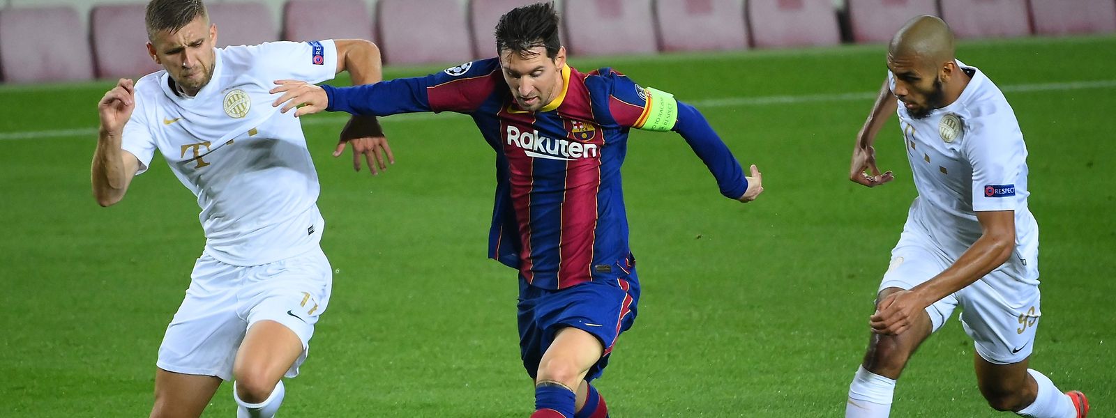 Auteur d'un but sur penalty, Lionel Messi - qui s'infiltre ici entre deux défenseurs de Ferencvaros - a brillé de mille feux mardi soir au Camp Nou