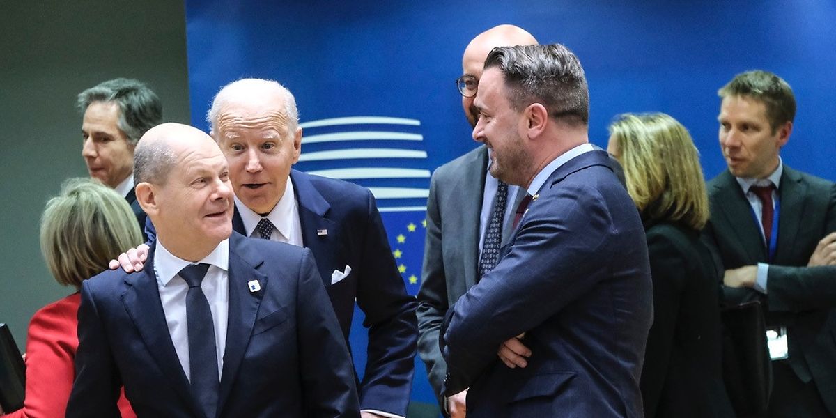 Chegada de Biden ao Conselho Europeu. O presidente norte-americano, ao lado de Charles Michel, brinca com Olaf Scholz. Do lado direito, Xavier Bettel. Ao fundo, à esquerda, Antony Blinken, secretario de Estado da administração Biden.