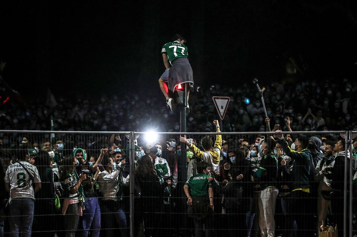 Festejos e confrontos entre adeptos e polícia na noite em que o Sporting voltou a conquistar o campeonato nacional, 19 depois.
