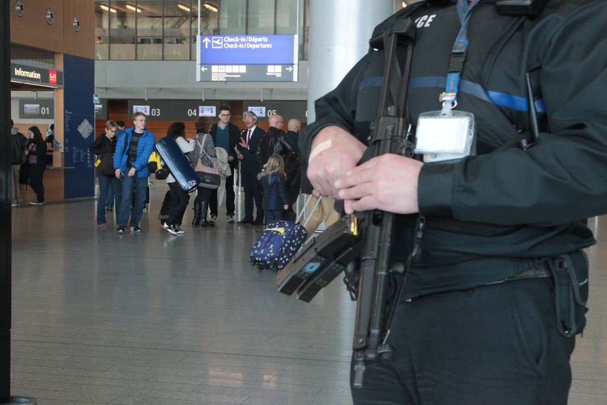 Verstärkte Kontrollen und Wachposten am Flughafen Findel und am Hauptbahnhof Luxemburg.