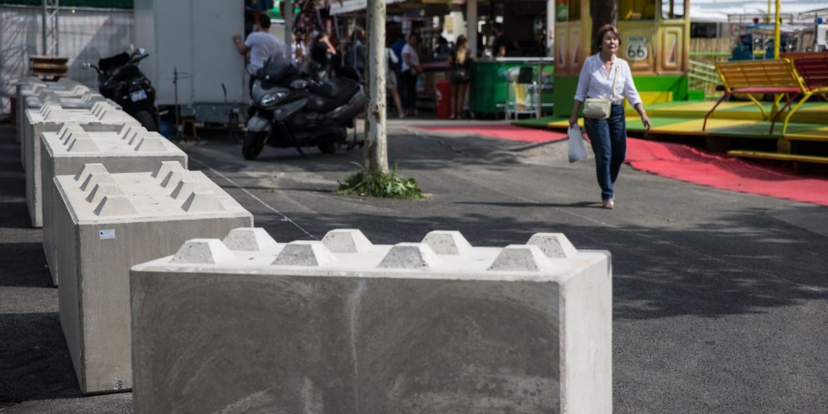 Mittlerweile sind sämtliche Zugangswege zur Schueberfouer mit Betonblöcken gesichert.
