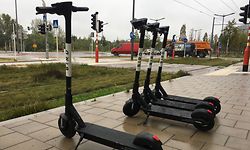 Die Roller stehen unter anderem entlang der Tramtrasse unweit der Coque.