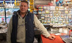 Daniel Capodimonte führt den Kiosk nahe der Gëlle Fra, der einst erste Anlaufstelle für die Reisenden aus den Touristen-Bussen aus aller Welt war.