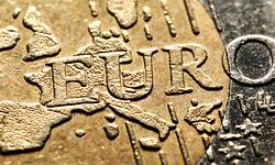 ARCHIV - 21.05.2010, Nordrhein-Westfalen, Düsseldorf: ILLUSTRATION - Eine 2-Euro Münze. Die Eurozone nimmt erneut Anlauf, sich gemeinsam besser gegen künftige Finanzkrisen zu wappnen. Foto: picture alliance / Julian Stratenschulte/dpa +++ dpa-Bildfunk +++