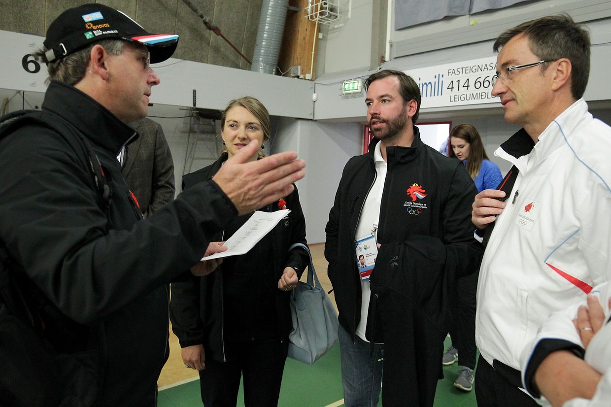 Dan Dax (l./Generalsekretär COSL) erklärte dem Ehepaar den Tagesablauf.