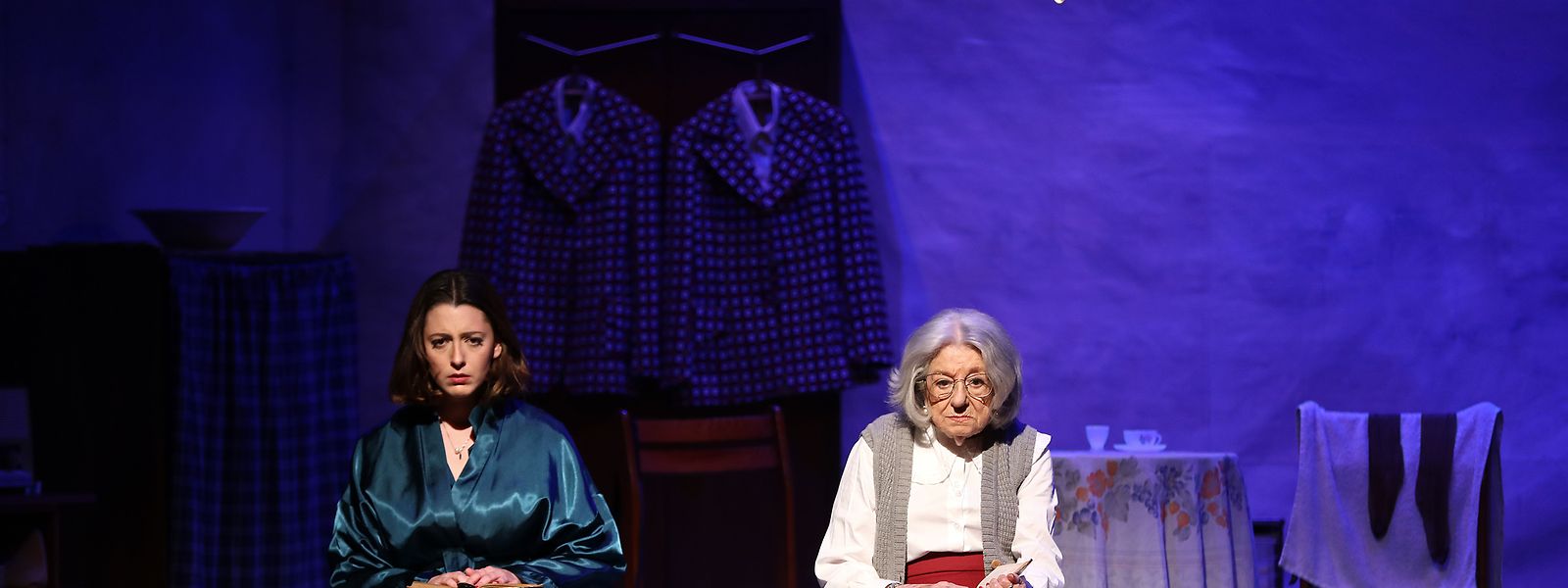 A atriz Eunice Muñoz (direita), acompanhada pela neta Lídia Muñoz (esquerda), durante o ensaio geral da peça de teatro "A Margem do Tempo", no lançamento das celebrações dos seus 80 anos de carreira, a 19 de Abril de 2021.