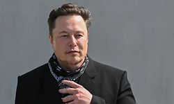 Brandenburg, Grünheide: Elon Musk, Tesla-Chef, steht bei einem Pressetermin auf dem Gelände der Tesla Gigafactory. 