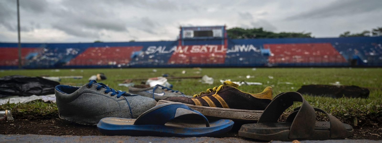 Verlorene Schuhe liegen am Spielfeldrand des Kanjuruhan-Stadions in Malang - dem Ort der Tragödie.