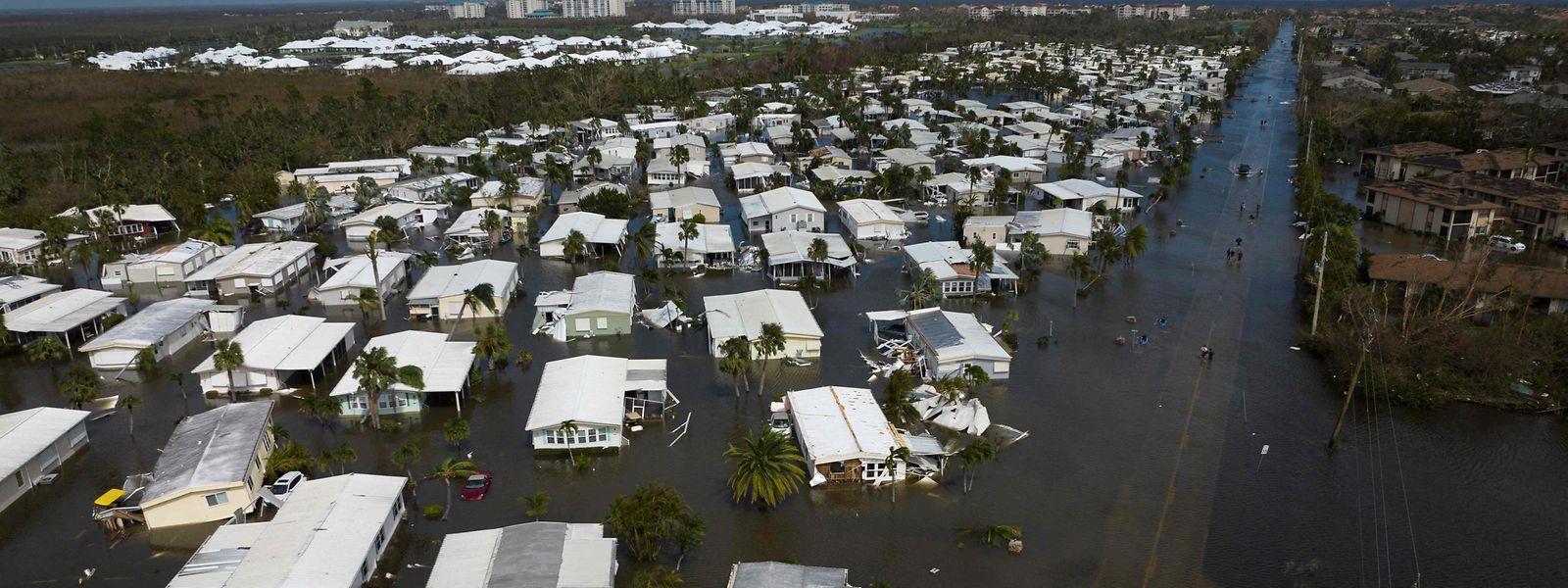 Vista aérea de um bairro inundado na sequência do furacão Ian em Fort Myers, Florida, esta quinta-feira