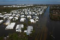 Vista aérea de um bairro inundado na sequência do furacão Ian em Fort Myers, Florida, esta quinta-feira