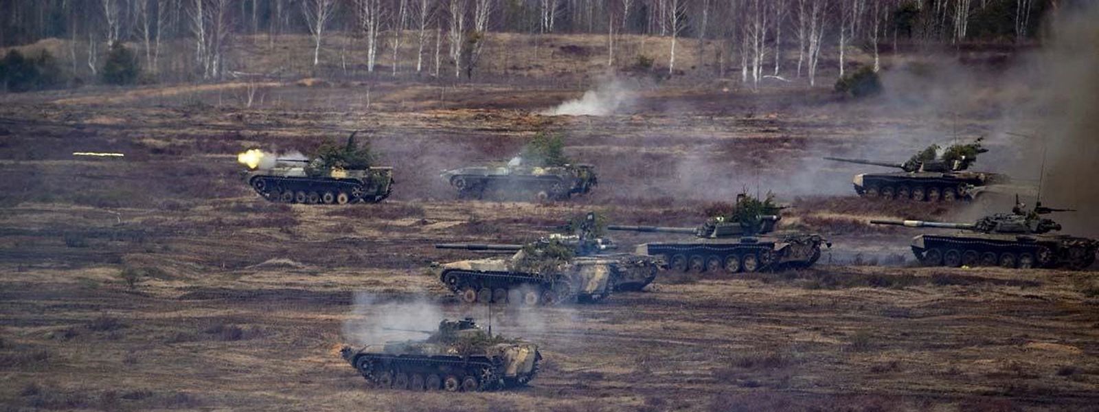 Tanques da Rússia e Bielorrússia em exercícios militares, perto de Brest, na Bielorrússia, a 21 de fevereiro deste ano.