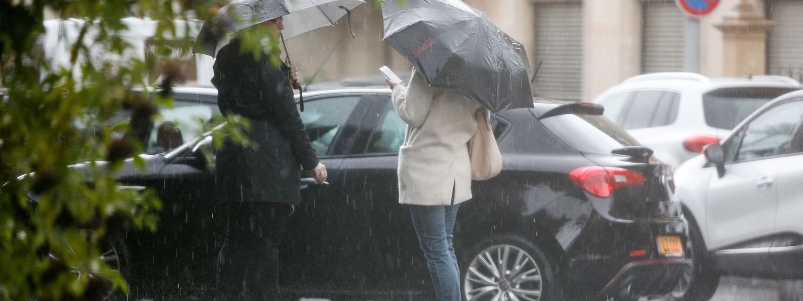 Regenschirm- und Schutz waren im Oktober oft ein Muss.