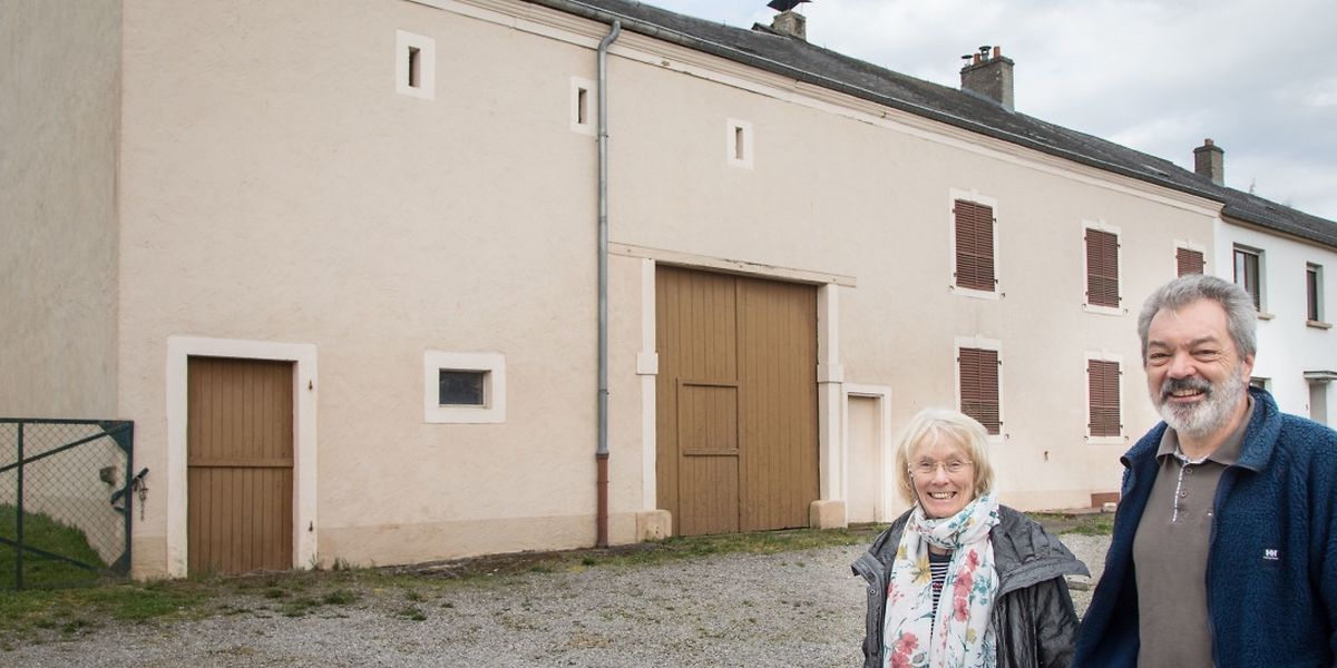 Dieser Hof sei ein Beispiel für absurde politische Entscheidungen, so Cecile Paulus und Marc Decker. Die Inhaber hätten es zum Wohnhaus umbauen wollen, aber keine Genehmigung für Garagen erhalten. Also hätten sie eine Abrisserlaubnis beantragt, die dann erteilt wurde.
