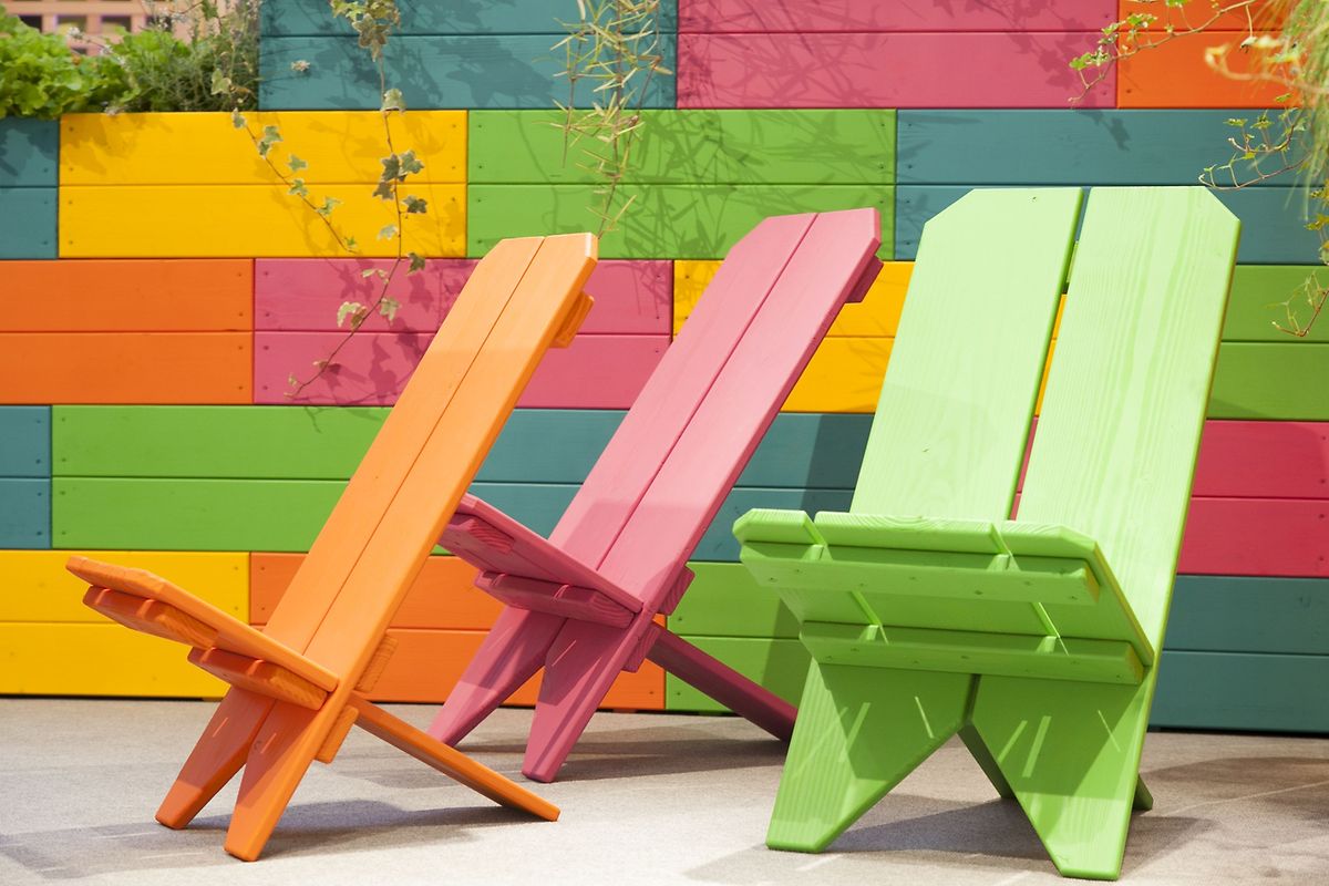 Die schrägen, aus Brettern gezimmerten Stühle inspirieren sich an Sitzmöbeln aus dem Mittelalter.