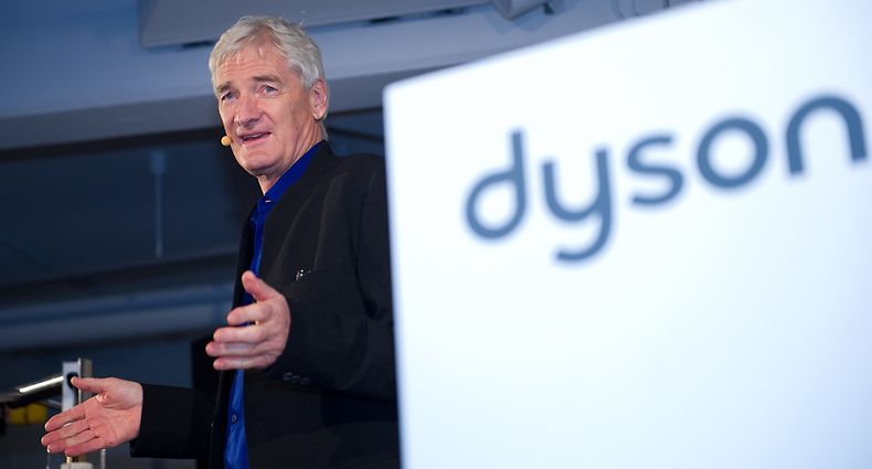 ARCHIV - 28.02.2013, Hamburg: Der britische Unternehmer und Erfinder James Dyson präsentiert als neue Erfindung den Airblade Tap-Händetrockner. (Zu dpa "Nach Lobby-SMS an Johnson: Britische Opposition fordert Untersuchung") Foto: Axel Heimken/dpa +++ dpa-Bildfunk +++