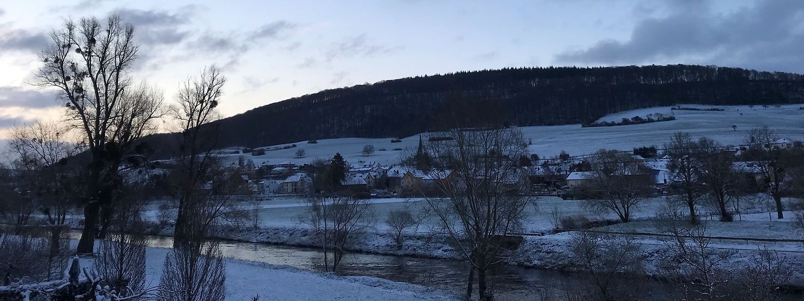 Über Bettendorf liegt am Dienstagmorgen bereits eine leichte Schneedecke.