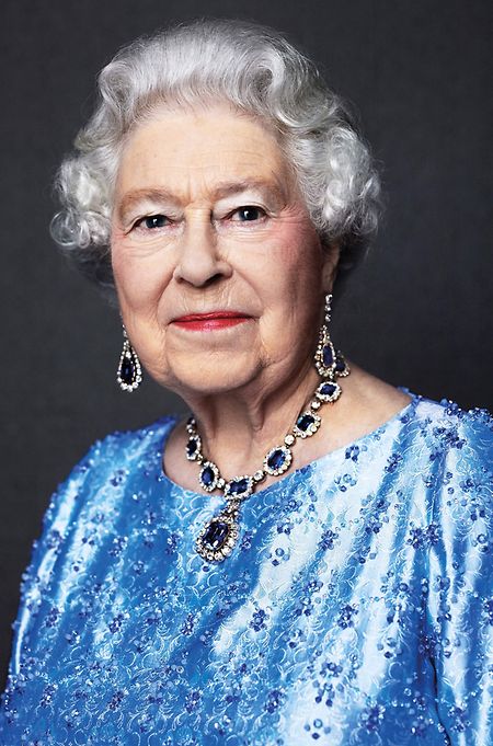 Königin Elizabeth II. trägt das Saphir-Diadem, das sie 1947 als Hochzeitsgeschenk von ihrem Vater, König George VI., erhielt.