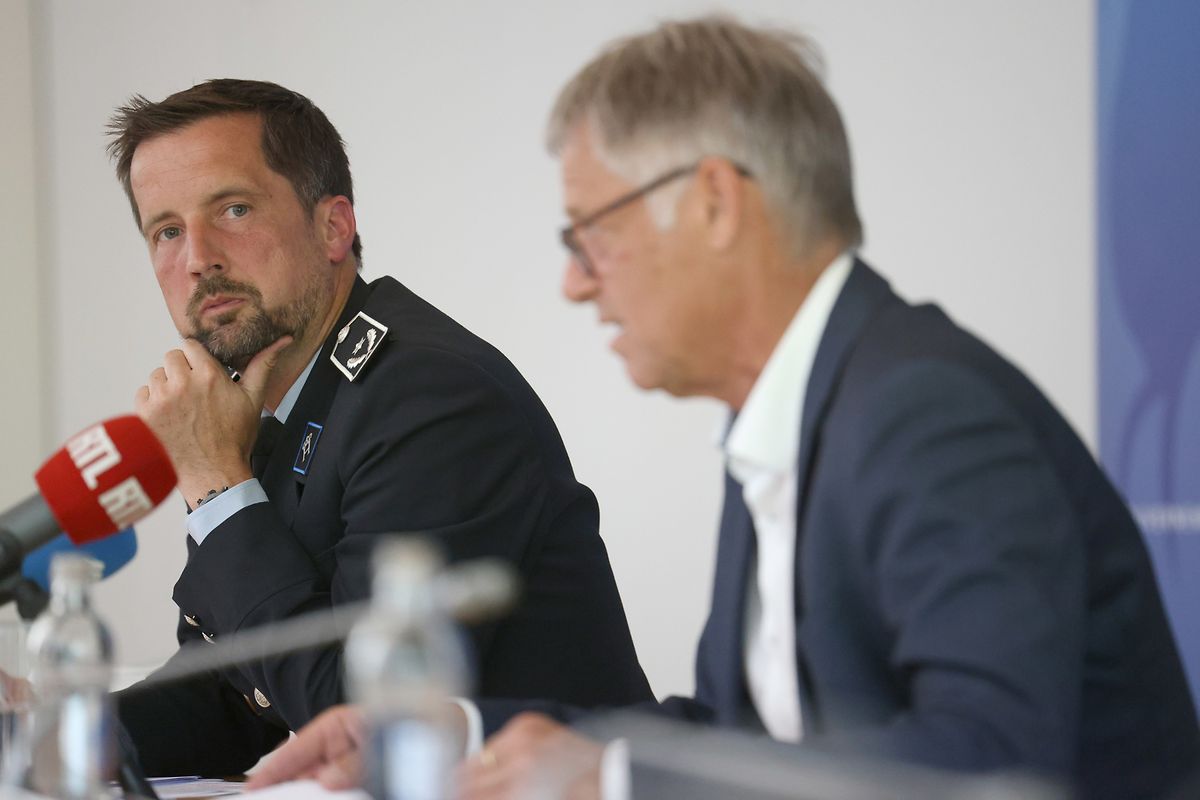 Laut Polizeizentraldirektor für Strategie und Performance, Alain Engelhart, gibt es technisch die Möglichkeit eines synchronisierten Kamerastarts und eines automatisierten Aufnahmebeginns, sobald ein Polizist seine Waffe zieht. 