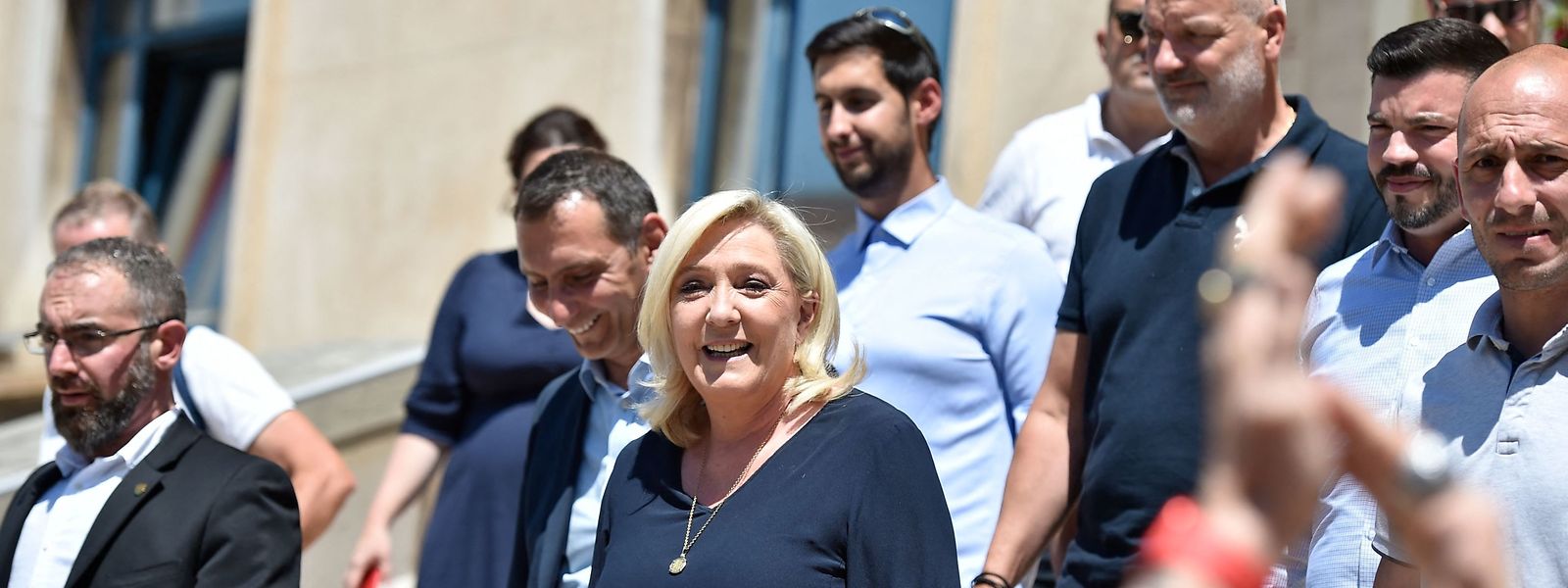 Marine Le Pen lors d'une visite à Hayange, dans la huitième circonscription de Moselle, remportée par le candidat RN Laurent Jacobelli.