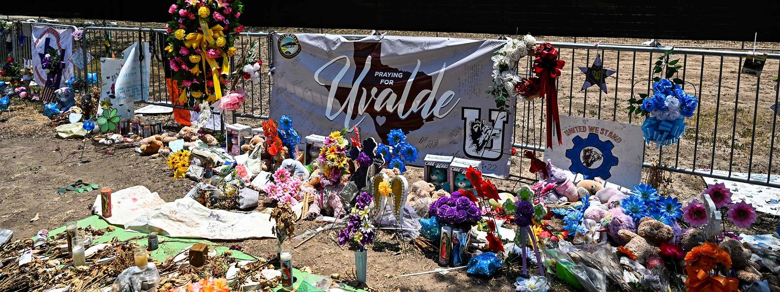 Flores para as vítimas mortais de um tiroteio numa escola do Texas.