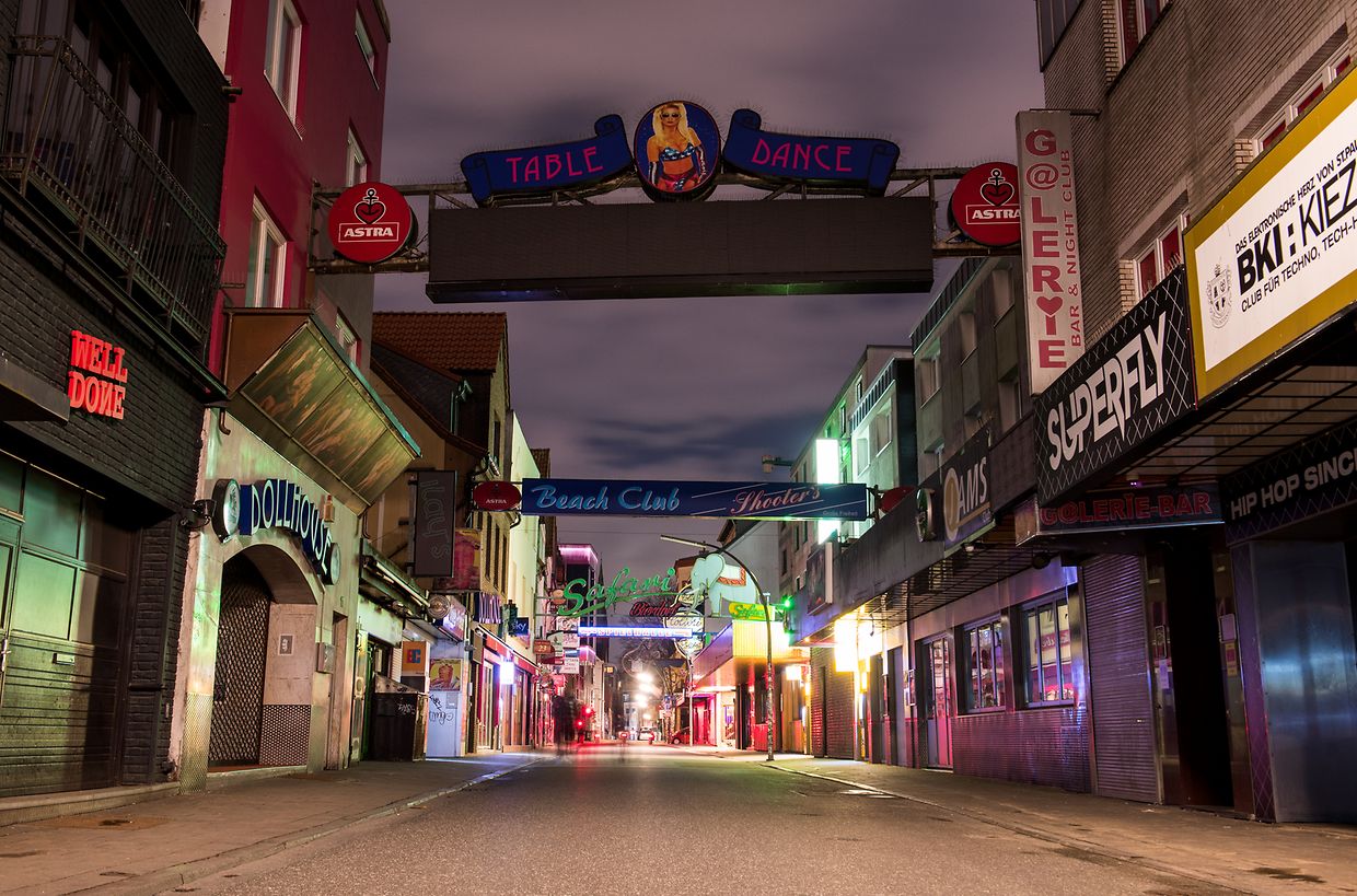 Einige Bars und Geschäfte sind während der Earth Hour auf der Reeperbahn in der Straße "Große Freiheit" in Hamburg unbeleuchtet.