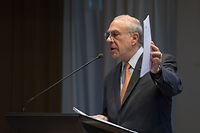 Schwarz auf weiß: OECD-Generalsekretär Angel Gurría bei der Vorstellung des Länderberichts im „19 Liberté“.