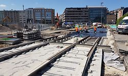 Am Rande des Glacis liegen bereits die ersten Tramgleise. Hier fahren wird die Straßenbahn voraussichtlich im Frühjahr 2018.