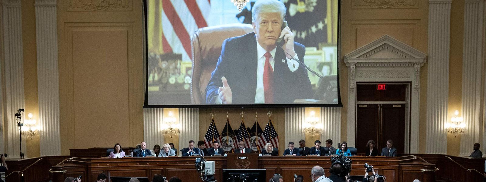 Bei der Anhörung am 16. Juni ist der frühere US-Präsident Donald Trump im Bild.