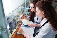 Les médecins formés en médecine générale toucheront une indemnité mensuelle de 3.300 euros à compter de l'été 2019. 