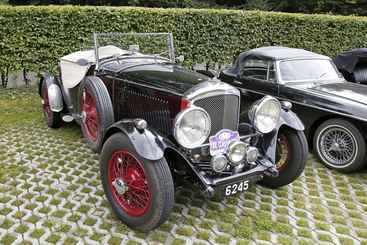 Fachsimpeln über die Autokostbarkeiten: Die Oldtimer-Tour zeigt nicht nur Raritäten, sondern ist auch der Anlaufpunkt für die Experten. 