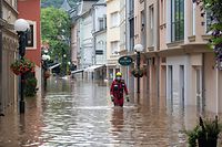 Hochwasser nach Starkregen , Echternach , Evakuierung per Boot  ,  Foto:Guy Jallay/Luxemburger Wort