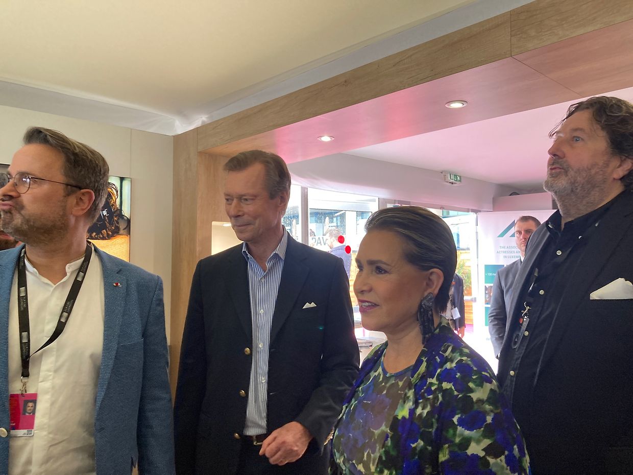 Das großherzogliche Paar beim Besuch des luxemburgischen Pavillons in Cannes. Umgeben von Premierminister Xavier Bettel (links) und Film-Fund-Direktor Daleiden (rechts).