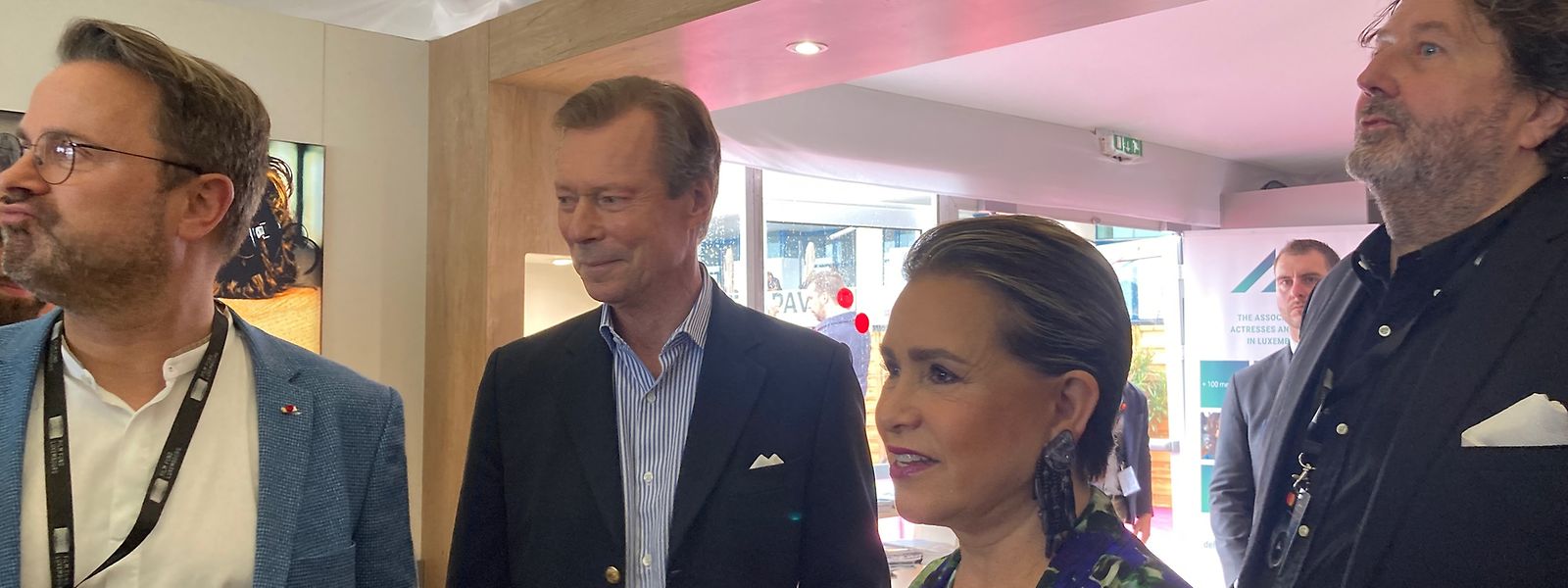 Premierminister Xavier Bettel (links), das großherzogliche Paar und Guy Daleiden zu Gast im luxemburgischen Pavillon in Cannes.