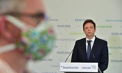 Saarbrücken. Saarlands Ministerpräsident Tobias Hans (CDU) und Wirtschaftsministerin Anke Rehlinger (SPD) treten am Samstag (2.5.2020) in der Saarbrücker Staatskanzlei vor die Landespressekonferenz und geben aktuelle Lockerungen im Rahmen der Corona-Pandemie bekannt.  (bub) Foto: BeckerBredel | Verwendung weltweit