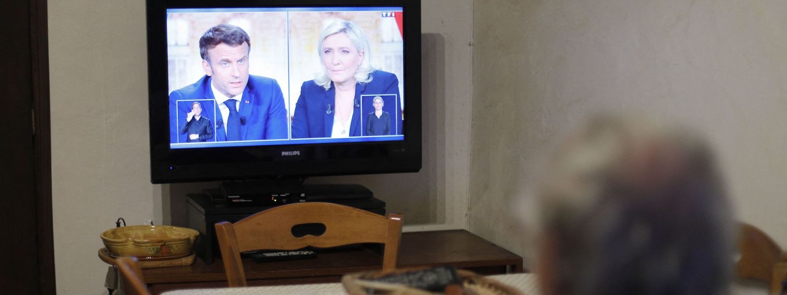 Les deux adversaires Emmanuel Macron et Marine Le Pen se sont livré à un solide échange de coups.