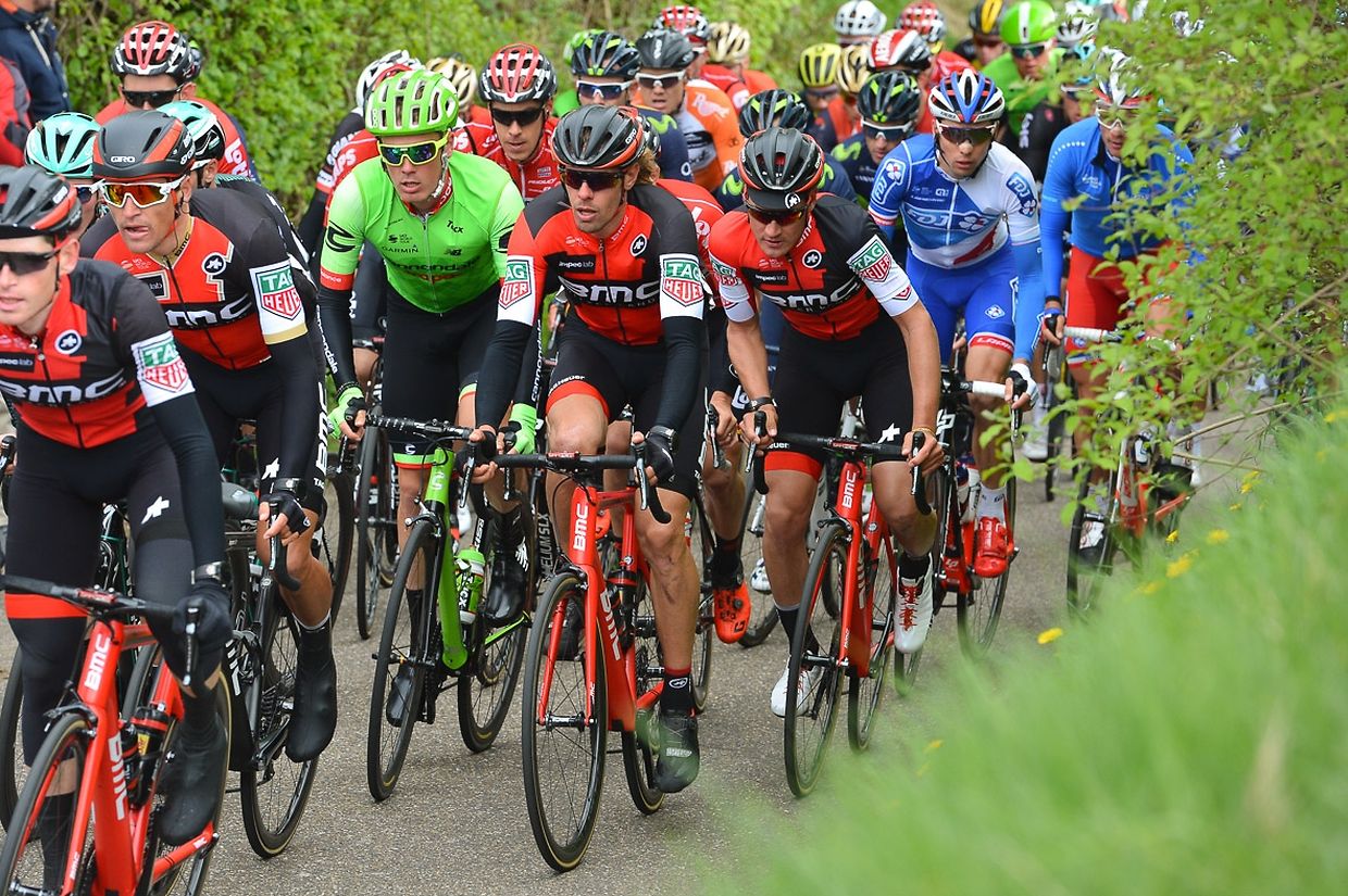 Das Team BMC Racing mit Greg Van Avermaet und Daniel Ossführt das Feld an