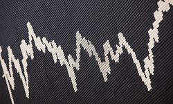 ACHTUNG: SPERRFRIST 16. JANUAR 17:00 UHR.  - ARCHIV - 29.12.2017, Hessen, Frankfurt/Main: Die Dax-Kurve ist im Handelssaal der Börse auf der großen Anzeigetafel zu sehen. Die Weltwirtschaft ist nach einer neuen UN-Analyse mit Risiken konfrontiert, die die Finanzstabilität bedrohen. Niedrige Zinsen in Industrieländern und hohe Kreditaufnahme in einigen aufstrebenden Volkswirtschaften führe zu hohen Verschuldungen, schreibt das Sekretariat der UN-Konferenz für Handel und Entwicklung (Unctad) zusammen mit anderen UN-Organisationen in einem ersten Ausblick auf die Weltwirtschaft 2020. Foto: Frank Rumpenhorst/dpa +++ dpa-Bildfunk +++