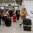 27.03.2021, Spanien, Palma: Passagiere kommen auf dem Flughafen Palma de Mallorca an. Zum Auftakt der Osterferien in Deutschland ist die Zahl der Corona-Infektionen auf Mallorca und den anderen Balearen-Inseln weiter niedrig. Auf der Insel, wo schon seit Tagen Tausende Deutsche im Urlaub sind und ab dem 27.03.2021 viele weitere volle Ferienflieger aus Deutschland erwartet wurden, gab es am 26.03.2021 nur wenige Neuinfektionen. Foto: Clara Margais/dpa +++ dpa-Bildfunk +++