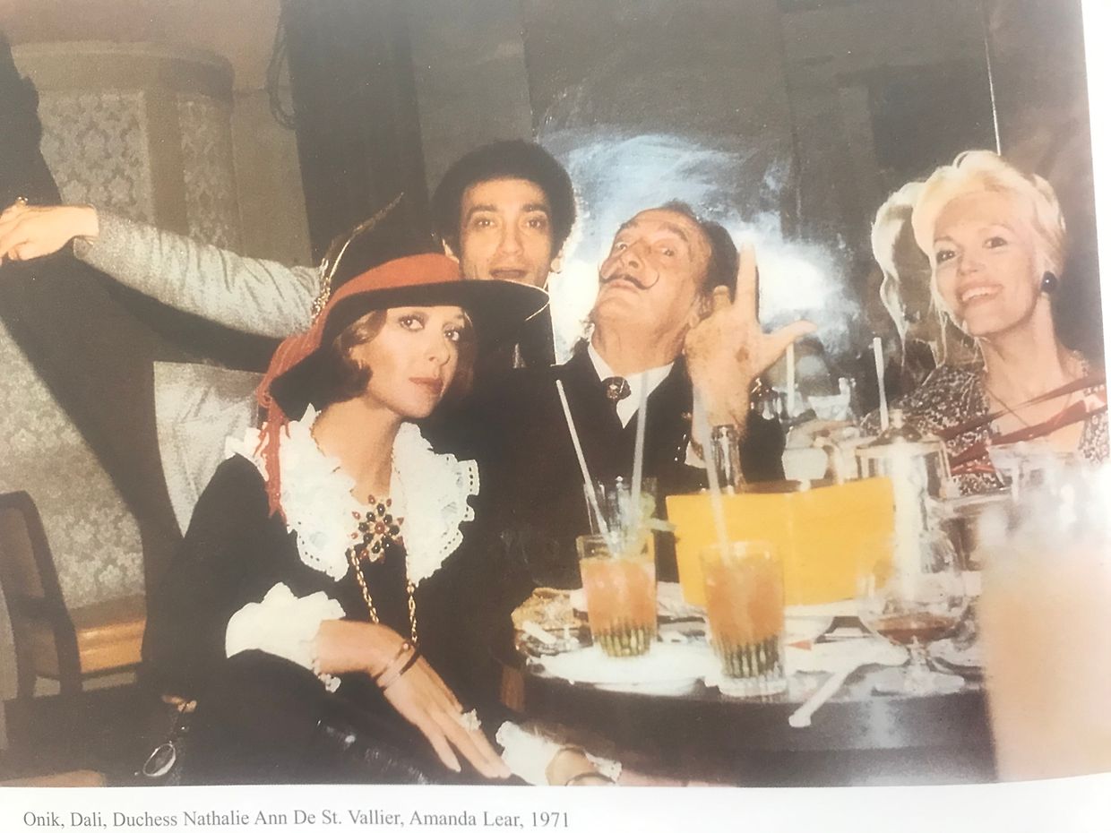 Dali e Onik nos vários momentos de uma longa amizade. Os dois numa festa com a duquesa Nathalie Ann St. Vallier e Amanda Lear (1971).