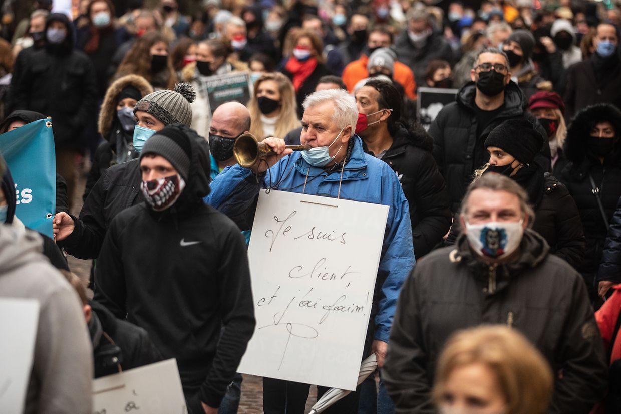 Hunderte Menschen haben sich am Samstagnachmittag während eines Protestzuges in der Hauptstadt dafür ausgesprochen, dass Cafés und Restaurants wieder öffnen dürfen.